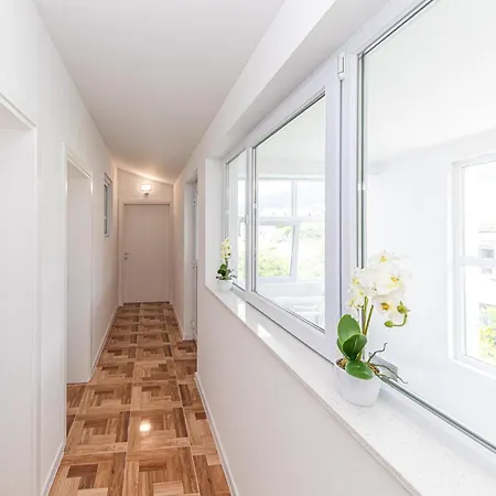 Apartman Awesome In Kastel Kambelovac With Wifi Kaštela