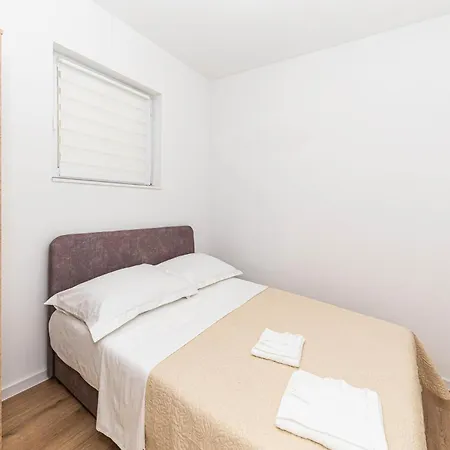 Apartman Awesome In Kastel Kambelovac With Wifi *